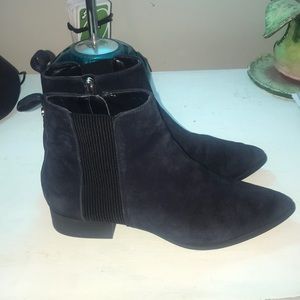 DKNY booties 7 1/2. Navy blue suede w/black stretchy strap side.